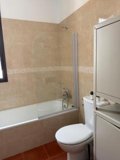 Habitación Triple con baño compartido SEVILLA DELUXE LOS ROSALES - Los Rosales - 8