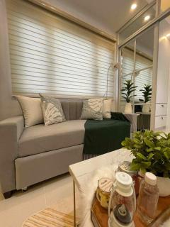 MOA Escape Prime Location Condo with Pool Netflix and Balcony - Manila - 6