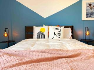 Spacious 2BR in San Juan w Parking Walk to Beach! - San Juan - 5
