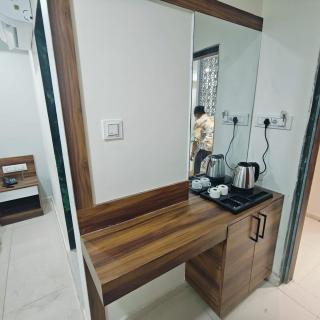 HOTEl MAPLE LEAF - Ahmedabad - 1