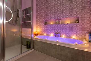Bradford Luxury Central Apartment with Jacuzzi - 4