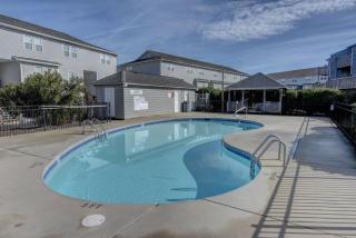 Right across the street from the ocean and complex offers a pool - Surf City - 9