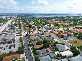 Stylish Cottage Retreat, Hot Tub, Bikes, Beach - West Palm Beach - 8