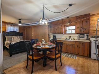 Redbud Valley Foxtail Cabin 6 - Eureka Springs - 4