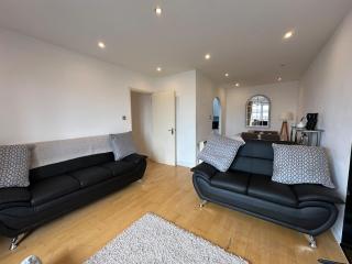 2 bed City, River Mersey View Apartment, sleeps 5 - Liverpool - 0