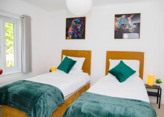 Peterborough 4-Bed Contractor House with 2 Baths & Parking - 1