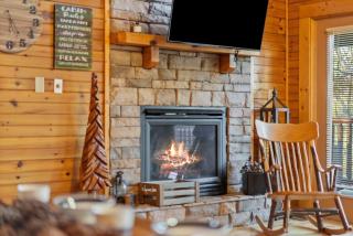 Stunning Mountain Cabin w Hot tub - Gatlinburg - 2