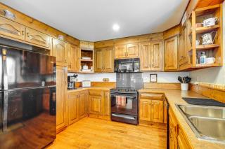 The Lodge at Crider Creek Getaway on 140 Acres! - Owensville - 3