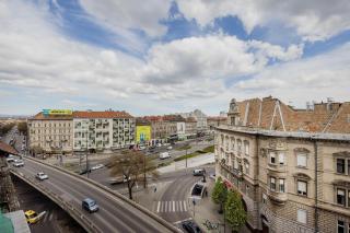 Penthouse with City View and Parking for Two - Budapest - 9
