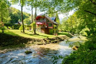 Kuća za odmor uz rijeku Slapnica, u Parku prirode Žumberak, finska sauna i jacuzzi - Krašić - 0
