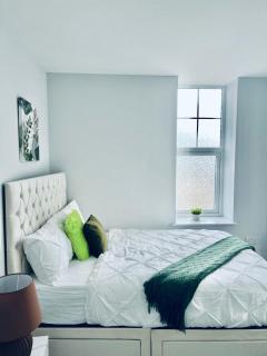 Rochester Castle Apartment 3 - Wainscot - 1