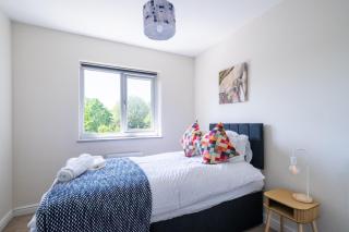 Cosy 3-Bed with shops nearby Free Wi-Fi & Parking - Newport - 9