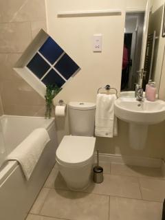 Bright and Cosy 3-Bedroom House Near Monmouth Castle, Sleeps 5, with Wi-Fi and Free Parking - Newport - 3