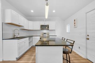 Spacious 3BR Detroit Apt Sleeps 7 WiFi - Detroit - 6