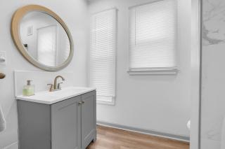 Spacious 3BR Detroit Apt Sleeps 7 WiFi - Detroit - 3