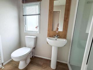 Beautiful 6 Berth Caravan With Stunning Sea Views In Suffolk Ref 68029Cr - 6