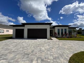 Brand New Luxury 4 bedroom heated pool home - 9