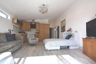 Beautiful Lodge in Newmarket with parking - 3