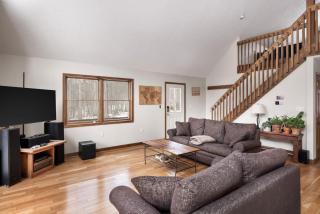 Cabin in the Woods w Hot Tub - Great Cacapon - 4