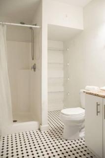 Chic Studio Ideal for Nurses - Boston - 6
