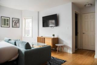 Chic Studio Ideal for Nurses - Boston - 5