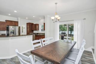 Lounge on Lakewood Sleeps 10 - 0