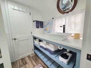 Waterfront Escape - Margie 1974 Silver Streak - Port Lavaca - 2