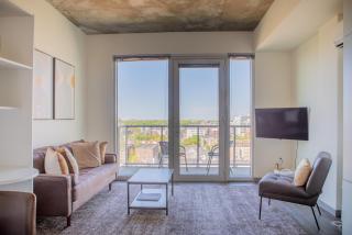 East Side Penthouse UR8 with Gym and Balcony - Milwaukee - 7