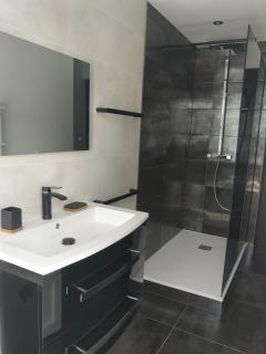 Grand T2 tout équipé centre-ville, spacieux et lumineux, 1 chambre, 1 à 4 pers, possible 5 pers avec lit d'appoint pour 15 euros, climatisation, wifi, balcons, parking gratuit et limité sur place - 8