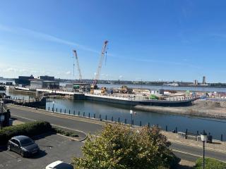 2 bed City, River Mersey View Apartment, sleeps 5 - Liverpool - 7