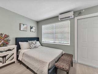 Beachside 1BR Apt - Walk to Hollywood Dania Beach - Dania Beach - 7