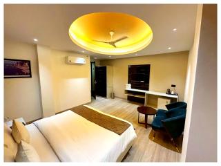 Near Mahakal Temple Hotel S U N # c !Ujjain,Near Railway station -Fully Air conditioned Rooms And Spacious, with Wifi And Parking- BEST HOTEL IN UJJAIN - Ujjain - 0