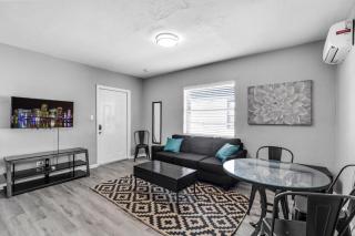 Triplex with 3 Bedrooms, 6 Min/Beach+Free Parking - Dania Beach - 7