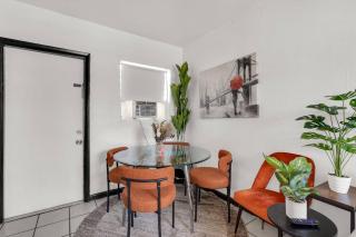 Triplex with 3 Bedrooms, 6 Min/Beach+Free Parking - Dania Beach - 2