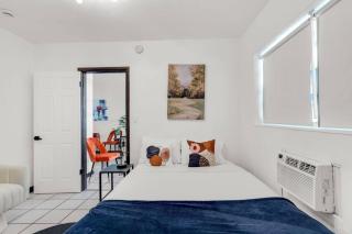 Triplex with 3 Bedrooms, 6 Min/Beach+Free Parking - 1