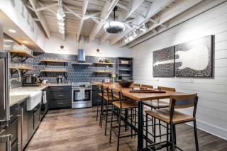 Skyline Suite with Penthouse & Rooftop Deck 6BR by Maddox Hotel - Nashville - 3