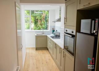 Modern 3-Bed Home, Superfast Wi-Fi, Netflix, Near City Centre & Hospital - Foleshill - 0