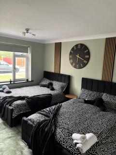 Stunning 2 Bed Flat With Games Table BHX NEC - 9
