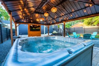 Uptown Oasis, Hot Tub, Swing Chairs, Fire Pit, Gazebo - Charlotte - 5