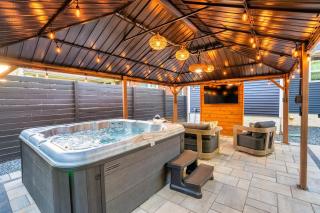 Uptown Oasis, Hot Tub, Swing Chairs, Fire Pit, Gazebo - Charlotte - 9