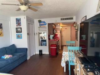 Cozy Beachfront Getaway - Daytona Beach - 6