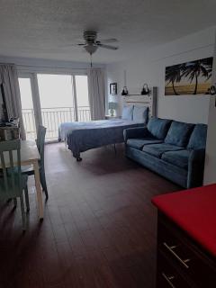 Cozy Beachfront Getaway - Daytona Beach - 2