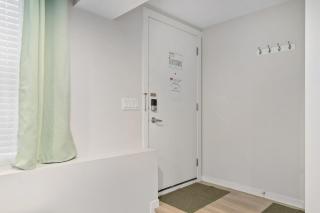 Tropical Caribbean-Themed Cozy Getaway - King Bed - Calgary - 2