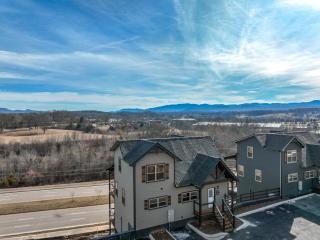 Cozy Cabin with Indoor Pool-Hot Tub-X-BOX - Sevierville - 3