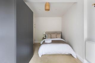 Luxury 2 Bedroom Apartment - Minutes From Train Station With FREE PARKING - 9