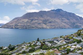 Stunning Lake Veiw Property - Queenstown - 1