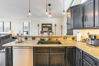 Lakefront Retreat with Kayaks, Paddle Boards and Deck! - Nine Mile Falls - 3