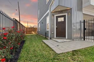 Modern + Contemporary Home Minutes from DT Houston - 2