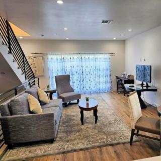 Hollywood Homes Free parking close to all things LA - 1