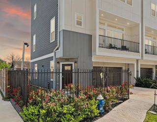 Modern + Contemporary Home Minutes from DT Houston - Houston - 1